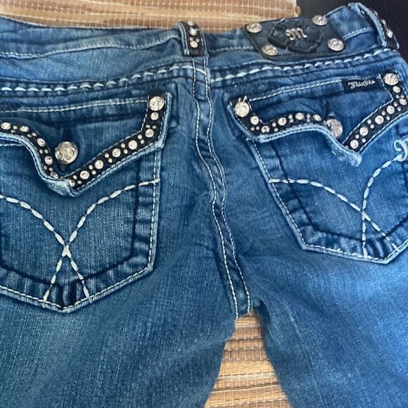 EUC Miss Me Jeans lots of detail size 27 book cut - Picture 4 of 5